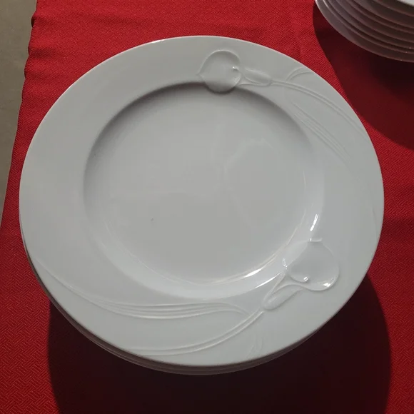Mikasa Classic Flair K 1991 Dinner Plates Calla Lily - Set Of 2 Plates - Picture 1 of 3
